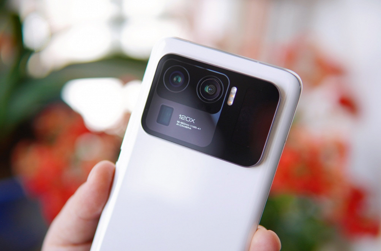 Дорогой Xiaomi&nbsp;Mi&nbsp;11&nbsp;Ultra в белом керамическом корпусе на живых фото. Он чем-то напоминает Nokia&nbsp;808 PureView